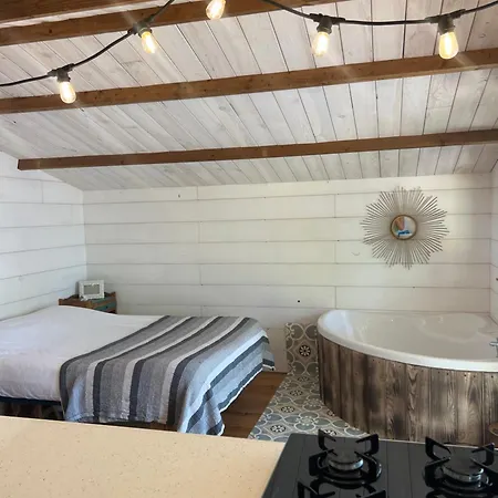 营地 Cosy Tinny House Avec Beignoire In The Forest Et Toilette Seche 米尼赞海滩