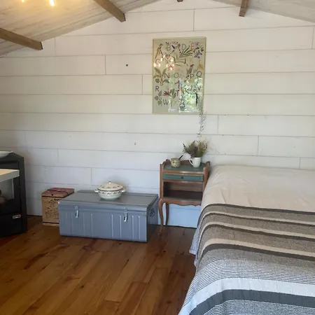 Cosy Tinny House Avec Beignoire In The Forest Et Toilette Seche Кемпинг