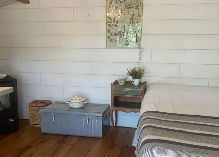 Cosy Tinny House Avec Beignoire In The Forest Et Toilette Seche Camping